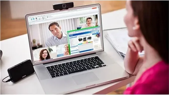 Ejecutivos atendiendo de forma online